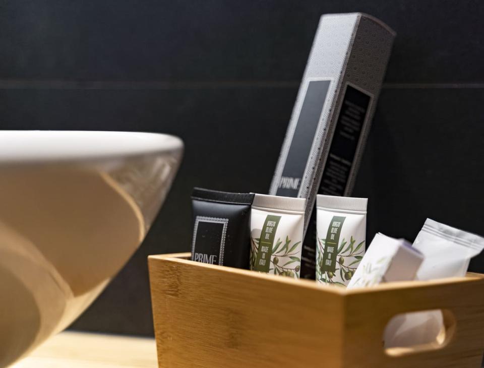 Elegante set da bagno con prodotti naturali in una scatola di legno.